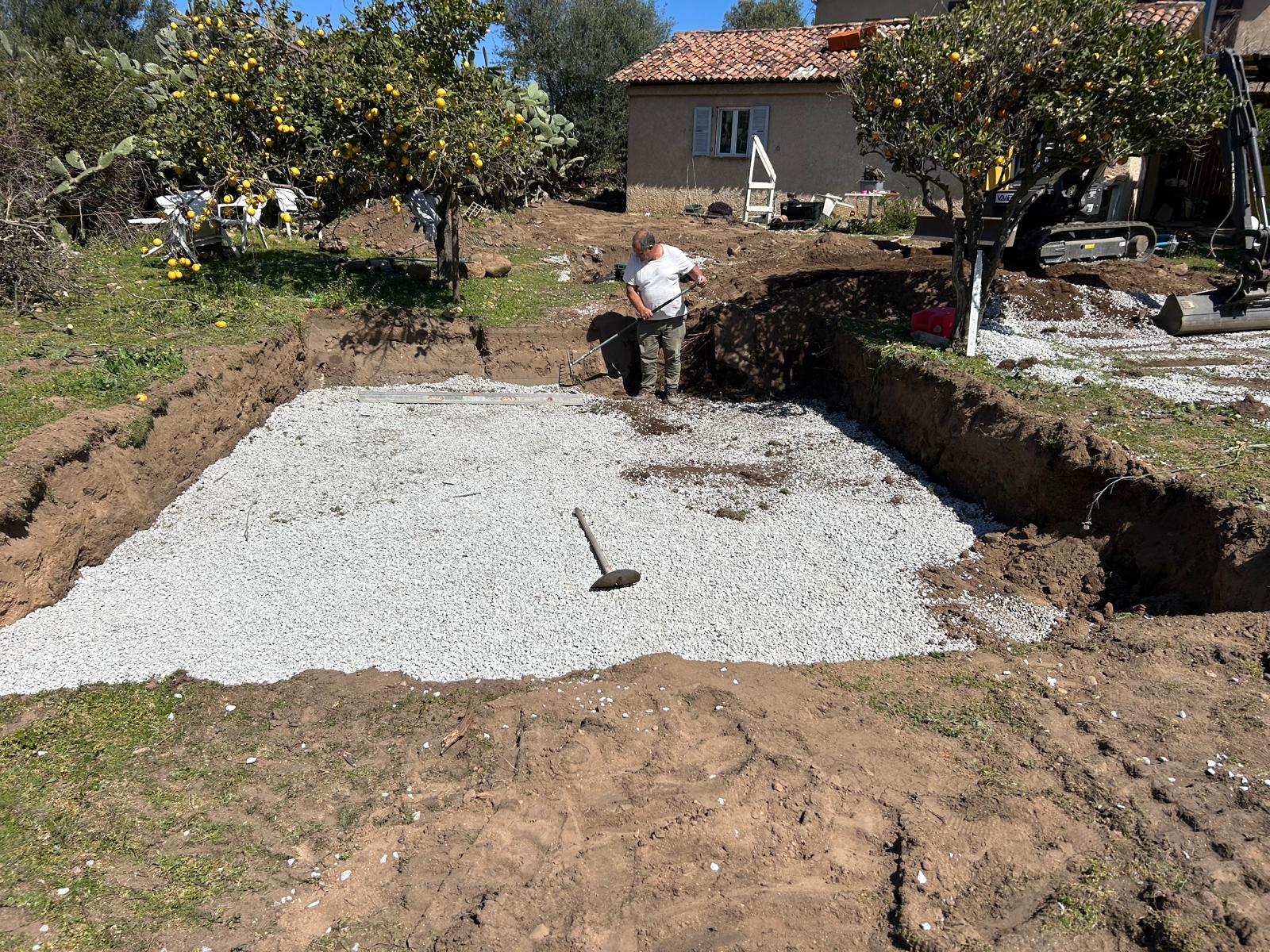 Pose des margelles en pierre naturelle sur la piscine